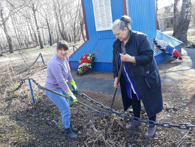 Уборка памятника Погибшим Воинам.