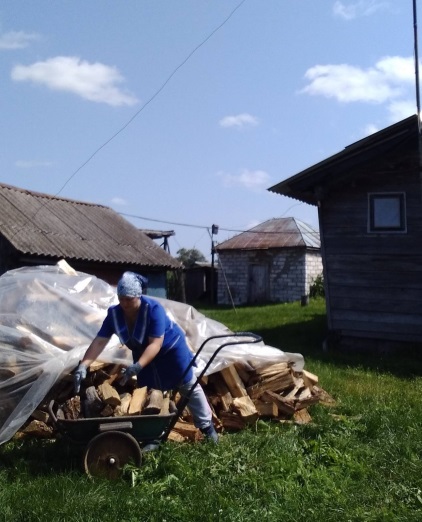 Социальный работник помог с заготовкой дров на зиму