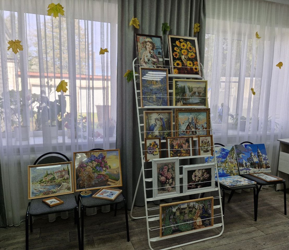 Выставка творческих работ «Осень жизни – золотая пора»