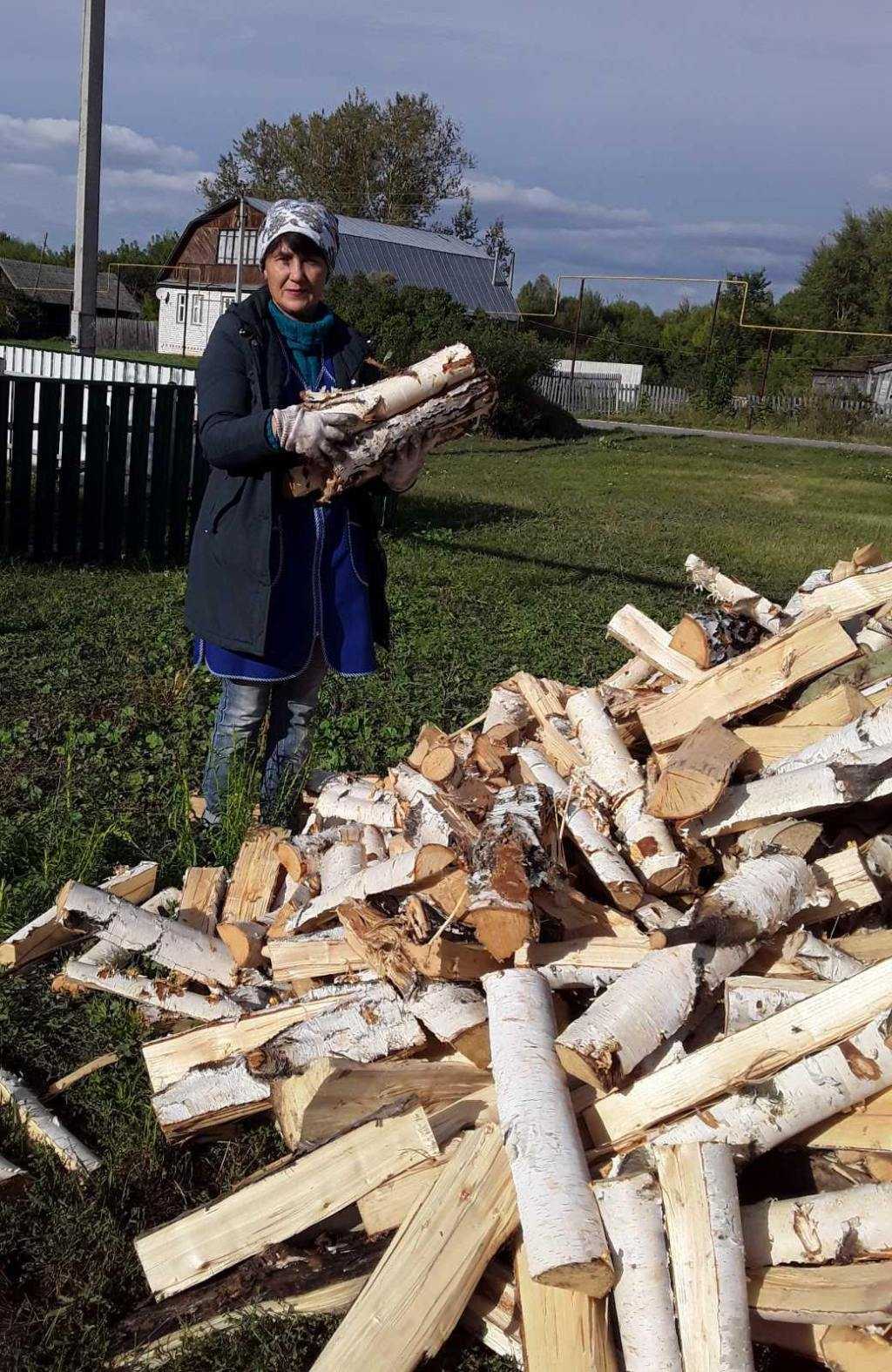 Заготовка дров на зиму для получателей социальных услуг.