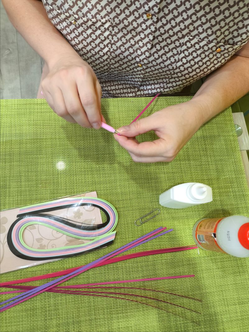 Закладка-скрепка в технике квиллинг