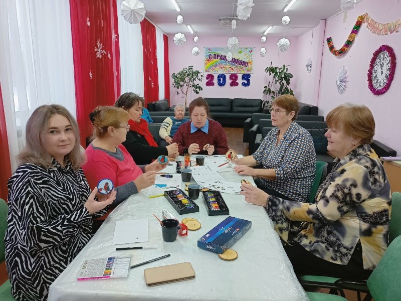 Занятие по росписи новогодних игрушек