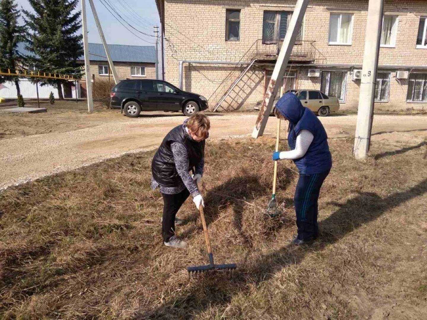 Субботник проведен на территории центра социального обслуживания граждан пожилого возраста и инвалидов Сосновского района