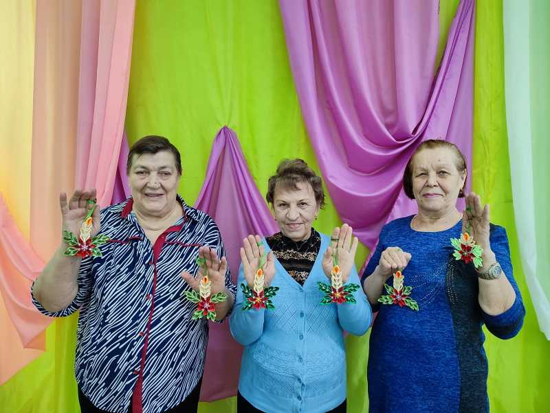 Занятие по изготовлению новогодних игрушек из атласных лент «Рождественские свечи».