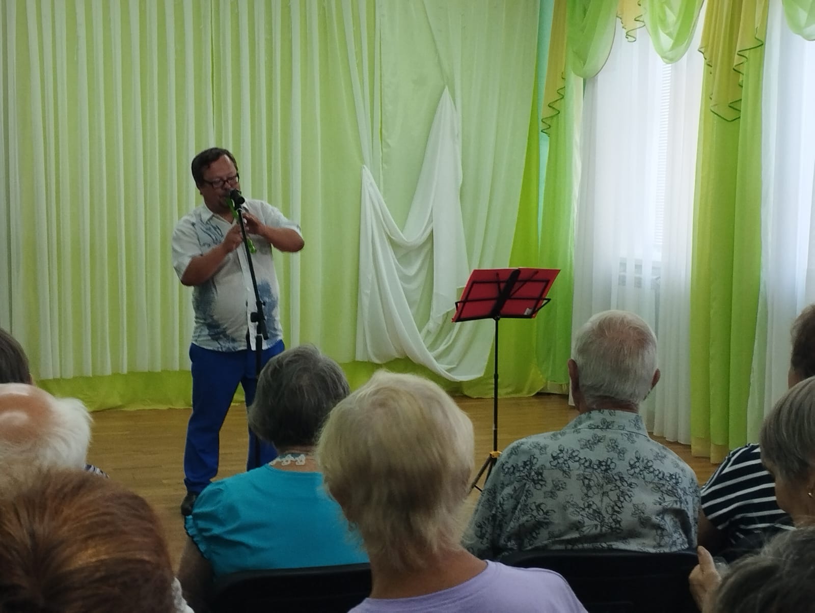 Выступление вокально-инструментального дуэта «Иллюзия» 29 августа для отдыхающих отделения дневного пребывания с концертной программой выступил вокально-инструментальный дуэт «Иллюзия». Супруги Чкаловы Павел и Ольга исполнили русские и зарубе